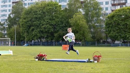 Дочь Надежды на соревнованиях по хоббихорсингу.