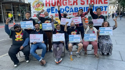 Мамдани на демонстрации в поддержку таксистов в 2021 году