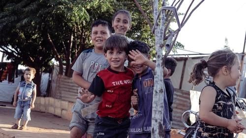 Дети в сирийском лагере для бежен:ок, построенном после войны 2011 года возле города Марджаюн, некоторые из них страдают ПТСР, так как взрывы от израильских обстрелов раздаются вблизи лагеря.