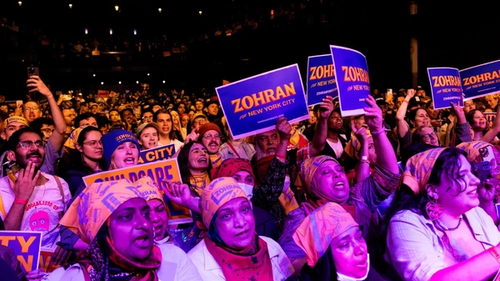 Зал во время выступления Мамдани 4 мая