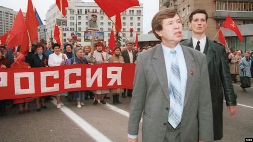 Виктор Анпилов во главе колонны «Трудовой России» на первомайской демонстрации в Москве в 1996 году